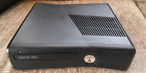 XBOX 360 SLIM CONSOLE