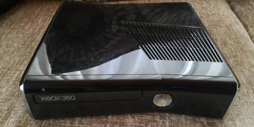 XBOX 360 SLIM CONSOLE