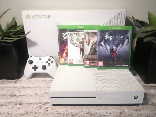 XBOX ONE S 1TB CONSOLE WITH 4 GAMES