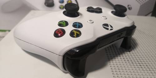 XBOX ONE S 1TB CONSOLE WITH 4 GAMES