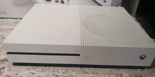 XBOX ONE S 1TB CONSOLE WITH 4 GAMES