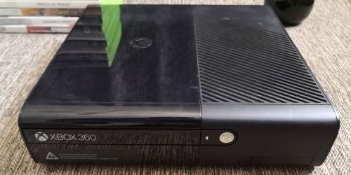 XBOX 360  CONSOLE WITH 15 GAMES