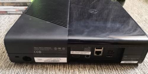 XBOX 360  CONSOLE WITH 15 GAMES