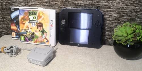 NINTENDO 2DS CONSOLE WITH 2 GAMES