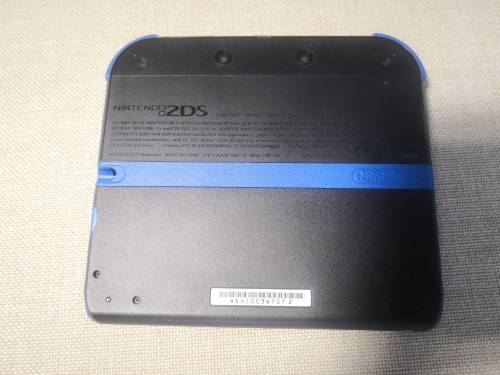 NINTENDO 2DS CONSOLE WITH 2 GAMES