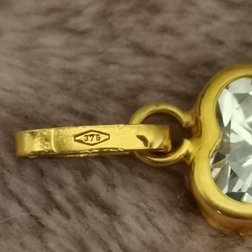 Beautiful Gold Pendant!! R1-CRAZY Wednesday Auction!!