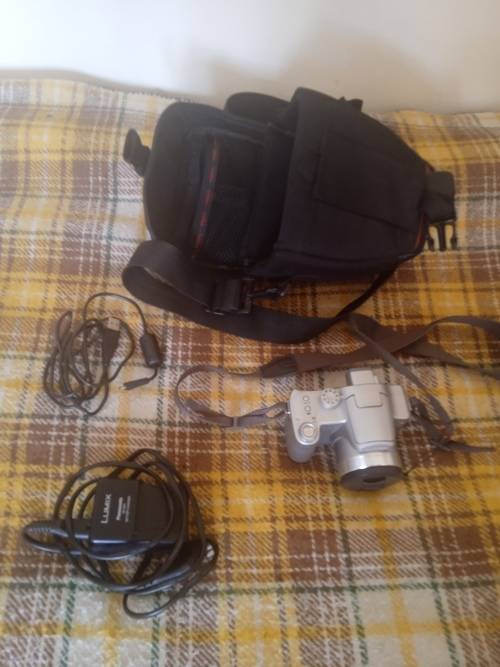 Panasonic DMC-FZ7 Lumix digital camera (it works but it's just missing the battery)