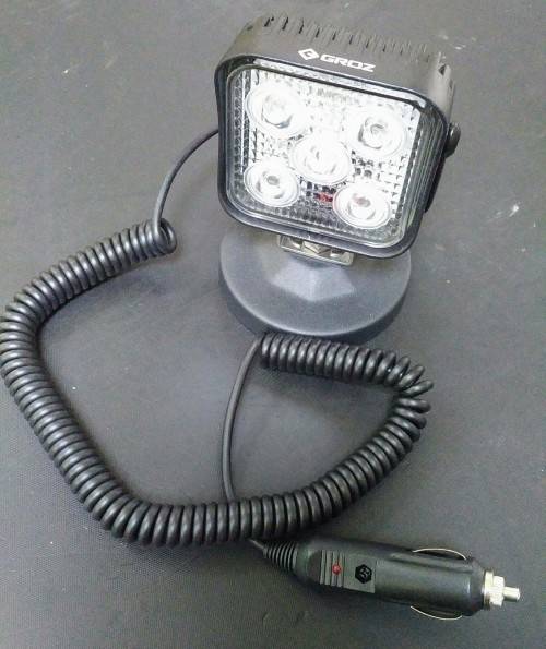 LED portable light with magnetic base 900 lumen