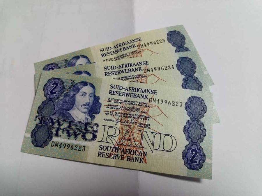 DISCOUNT!!! Two Rand Notes G de Kock in Sequence