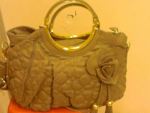 ITALIAN DESIGNER HANDBAG WITH NO LABEL OR BRAND NAME