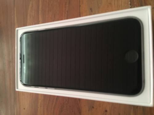 iPhone 6 64GB **Comes in Box with accessories. 9.5/10 Condition