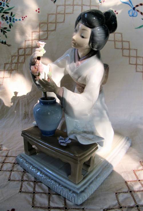 LLADRO FIGURINE ORIENTAL LADY ARRANGING FLOWERS~AMAZING DETAIL VGC
