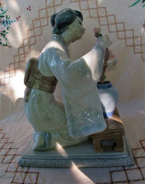 LLADRO FIGURINE ORIENTAL LADY ARRANGING FLOWERS~AMAZING DETAIL VGC
