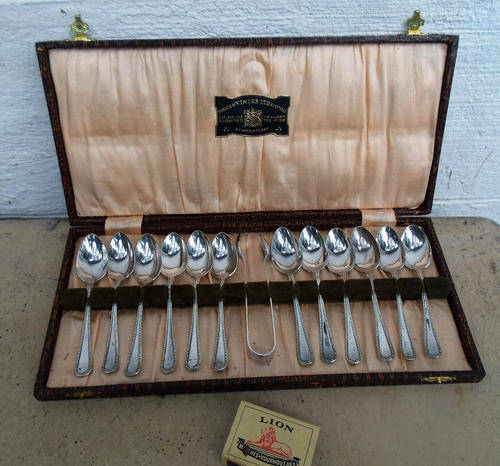 LOVELY BOXED SET VINTAGE VINERS 13 PCE SPOON SET~SIMULATED CROCODILE SKIN CASE