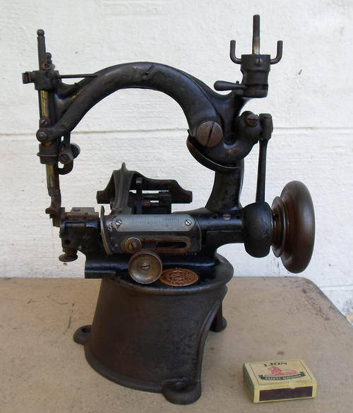 AMAZING DESIGN~VERY VERY OLD SEWING MACHINE~INTACT~RARE ITEM~GREAT DISPLAY
