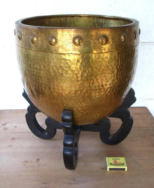 DECORATIVE APPEALING~LARGE VINTAGE HAND BEATEN CHINESE BRASS JARDINERE ON STAND