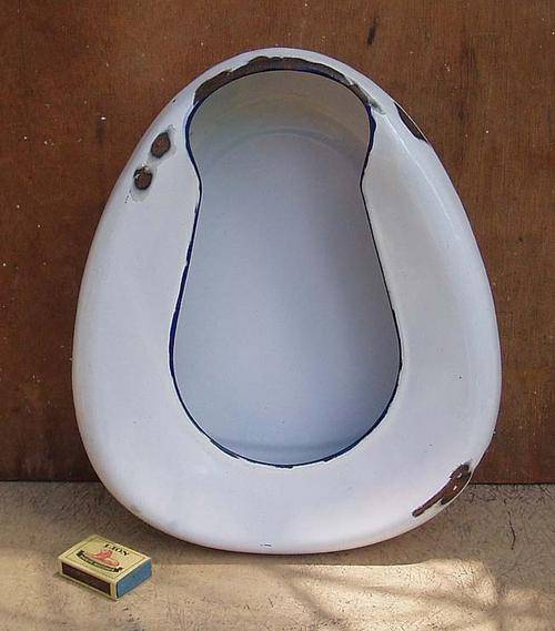R1 SALE~SCARCE~VINTAGE ENAMEL BED PAN~DESIRABLE KEYHOLE SHAPE~ESSENTIAL ADDITION TO A COLLECTION