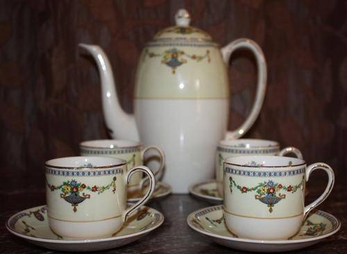 Beautiful Johnson Bros Pareek Pattern Coffee Pot with 4 Coffee Cups and Saucers