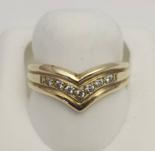 *STUNNING NEW* 9 CARAT GOLDEN RING WITH CUBIC ZIRCONIA STONES