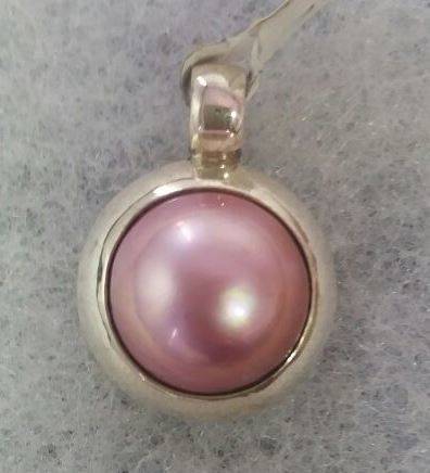 Beautiful Pink Mabe Pearl Pendant set in 925 Sterling Silver