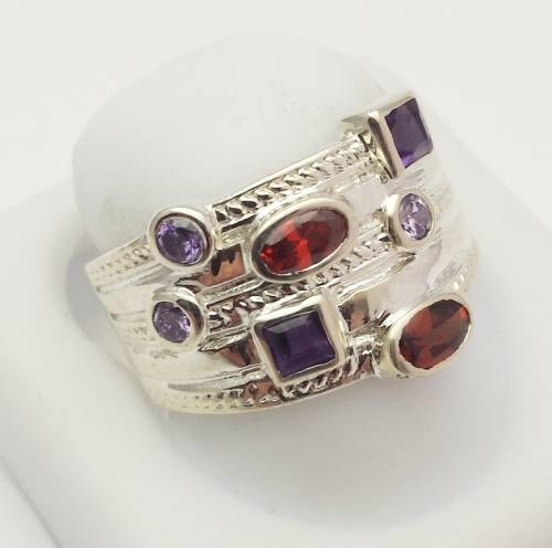 *STUNNING NEW* STERLING SILVER RING WITH STONES