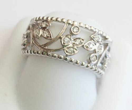 Gorgeous! 925 Sterling Silver ring with Simulated Diamonds
