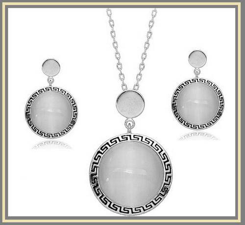 POSTAGE ONLY R35.00***AUCTION CLOSING EARLY***GOLD PLATED JEWELLERY SET***TWO COLOURS AVAILABLE