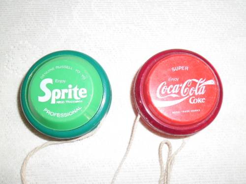 Pair of vintage Yoyos': Bilingual Genuine Russell Professional and Super Coca Cola