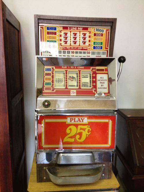 Very nice old Gambling Machine!