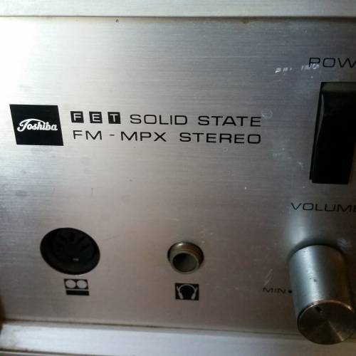 Toshiba Turntable/Tuner with speakers. 40 Lps included.