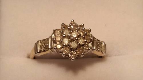 *Reduced*BEAUTIFUL ENGLISH VINTAGE DIAMOND CLUSTER RING 9CT YELLOW GOLD.*With Valuation Certificate*