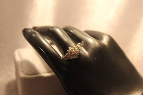 *Reduced*BEAUTIFUL ENGLISH VINTAGE DIAMOND CLUSTER RING 9CT YELLOW GOLD.*With Valuation Certificate*
