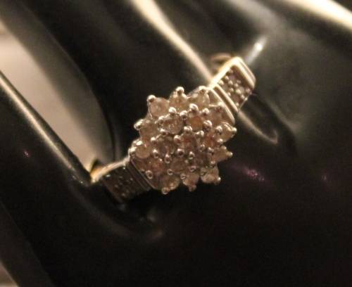 *Reduced*BEAUTIFUL ENGLISH VINTAGE DIAMOND CLUSTER RING 9CT YELLOW GOLD.*With Valuation Certificate*