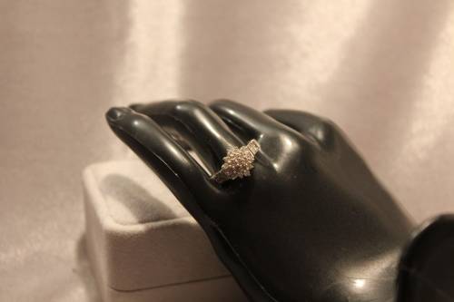 *Reduced*BEAUTIFUL ENGLISH VINTAGE DIAMOND CLUSTER RING 9CT YELLOW GOLD.*With Valuation Certificate*