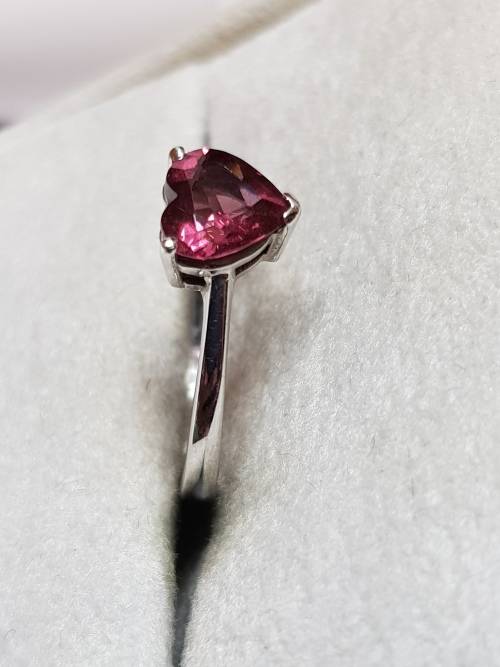 9kt White Gold Ring with Heart shaped Rhodolite