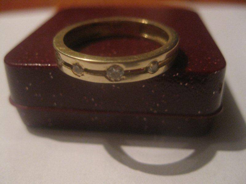 9kt Gold ring (3 g) 4 unknown stones