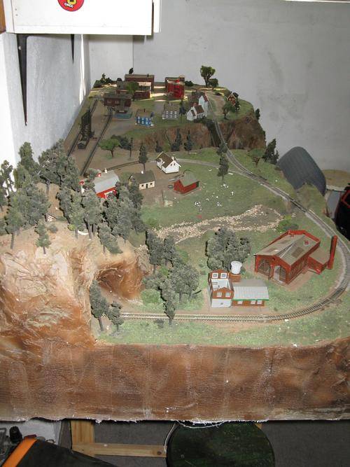 N GAUGE TRAIN LAYOUT