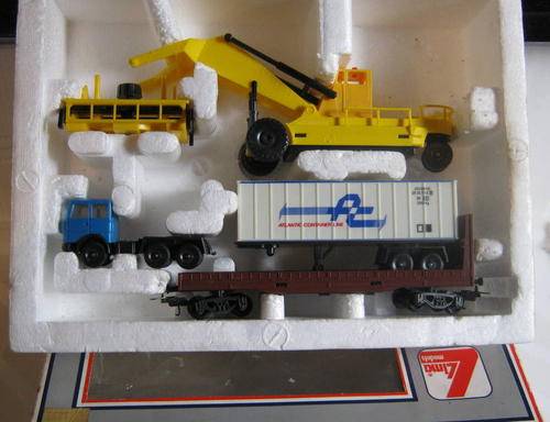 Lima - Container Loading Set with Crane -Truck and Container - HO