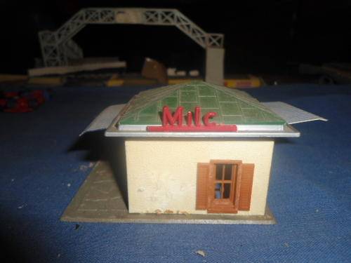 H0 SCALE MILK KIOSK FOR SPARES OR REPAIRS