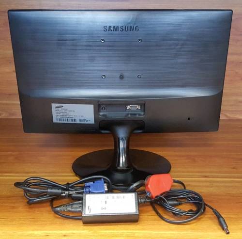 Samsung LED Monitor S19D300 - 19 Inch (1366 X 768)