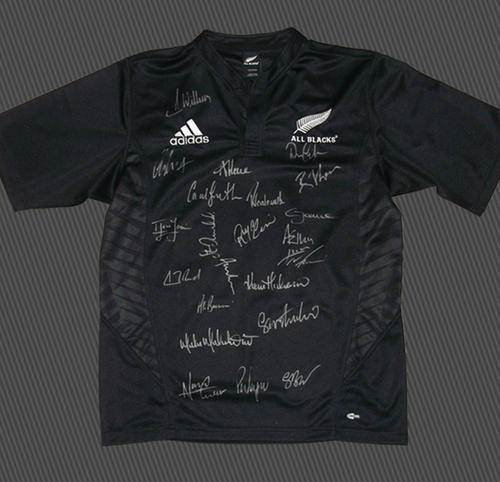 2010 ALL BLACKS JERSEY SIGNED BY THE SQUAD. -