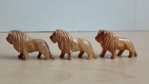 Miniature Wooden Lion Figurine (4cm x 7cm)