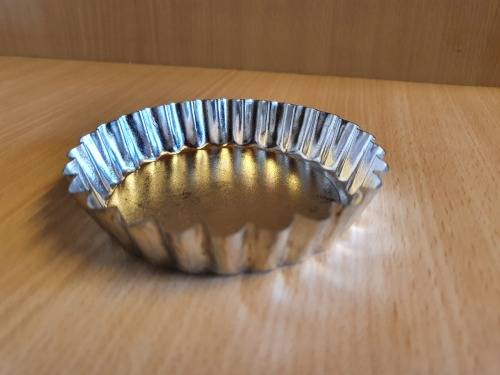 Set of 8 Round Metal Flan/Tart Tins - width 10cm