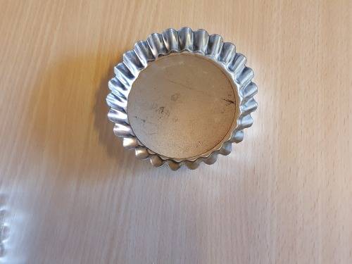 Set of 8 Round Metal Flan/Tart Tins - width 10cm