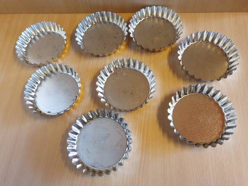 Set of 8 Round Metal Flan/Tart Tins - width 10cm