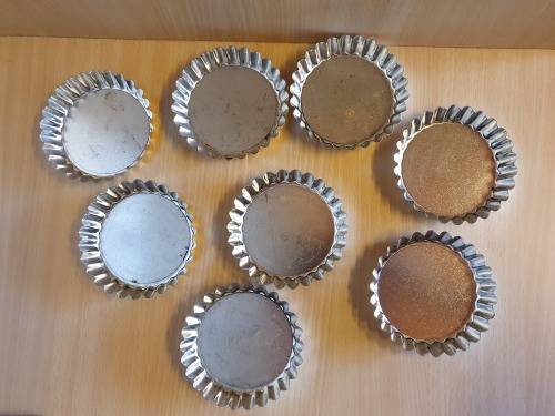 Set of 8 Round Metal Flan/Tart Tins - width 10cm