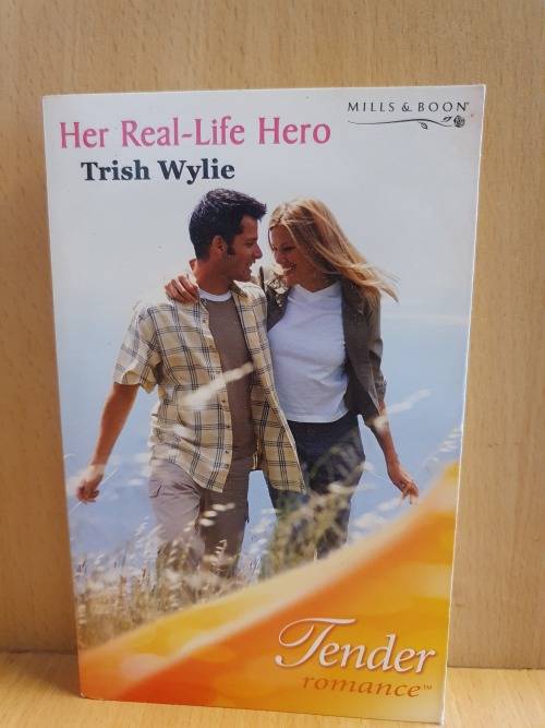 Mills & Boon - Her Real-Life Hero: Trish Wylie (Paperback)