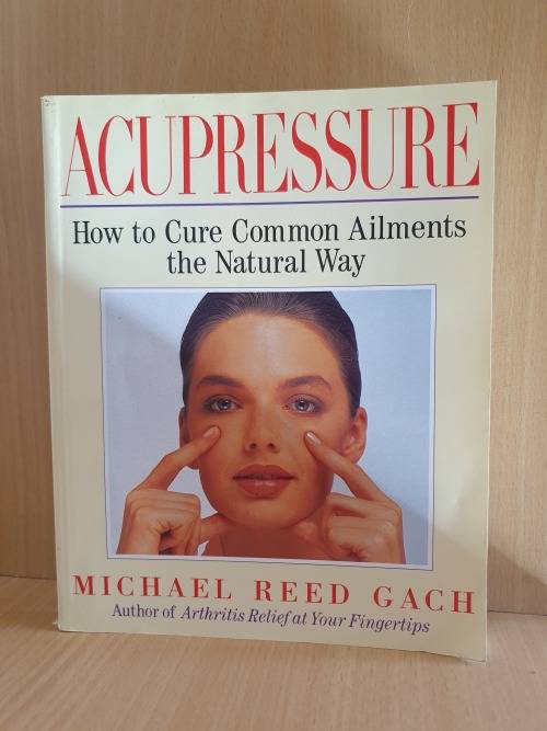 Acupressure - How to Cure Common Ailments the Natural Way: Michael Reed Gach (Paperback)