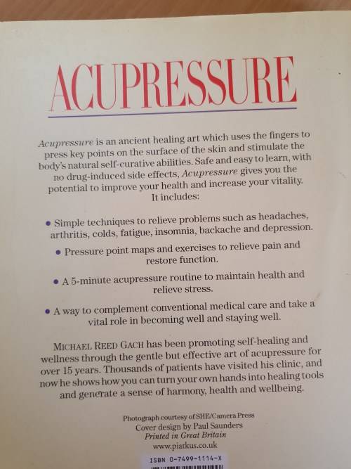 Acupressure - How to Cure Common Ailments the Natural Way: Michael Reed Gach (Paperback)