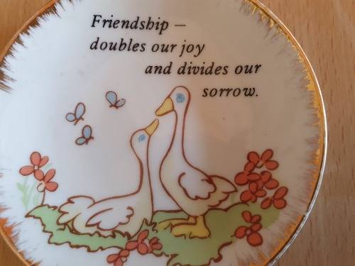 Small Round Plate - Friendship - doubles our joy and divides our sorrow (10cm)